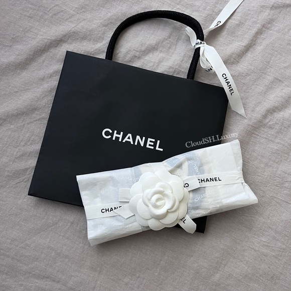 Auth Chanel Black & White Wave Pattern Silk Top - Size 38 - Picture 9 of 9